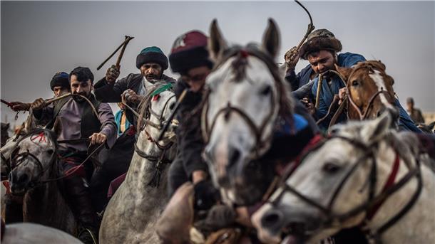 Afghanische Jockeys wetteifern beim Buzkaschi, einem traditionellen zentralasiatischen Sport, bei dem berittene Spieler versuchen, einen Sack in ein Tor zu werfen.