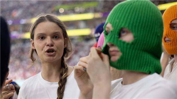Aktivistinnen der russischen Punk-Gruppe Pussy Riot protestieren beim WM-Fußballspiel Iran-USA für Frauenrechte im Iran.