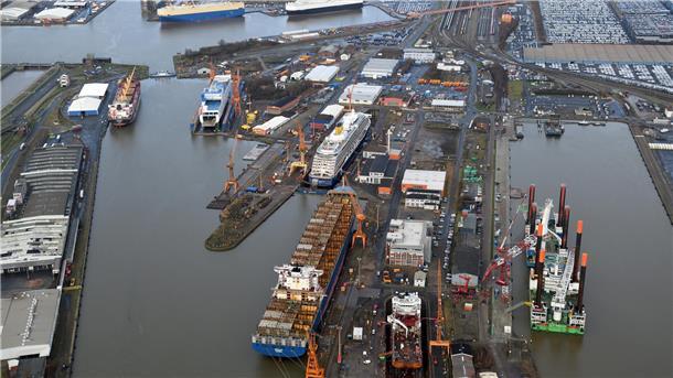 Aus der Luft wird es besonders deutlich, wie viel momentan bei der Lloyd Werft los ist.