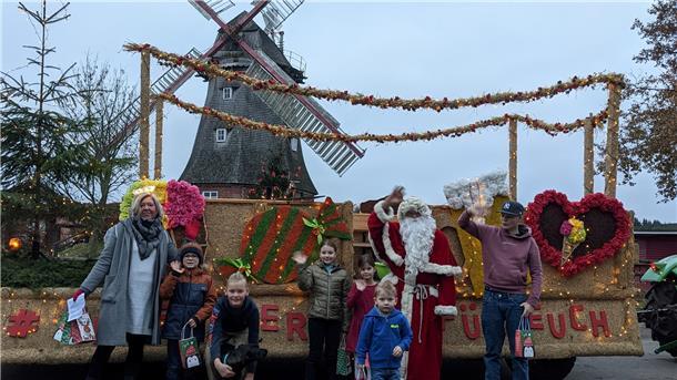 Burkhardt Prigge als Weihnachtsmann und sein Engel erfreuten die Kinder Lübberstedts mit kleinen Präsenten. In Laufe des Abends feierte die Dorfgemeinschaft dann an der Mühle gemeinsam und bereitete sich auf das Weihnachtsfest vor.