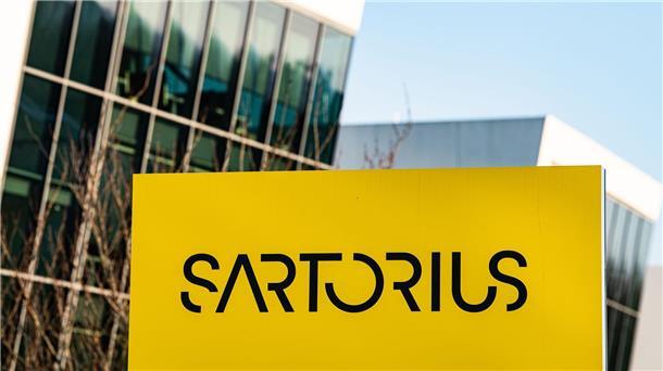 Das Logo von Sartorius ist auf einer Stele am Firmensitz zu sehen.