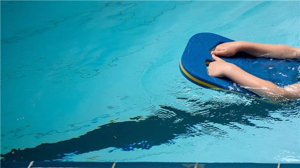 Die DLRG warnt mit Blick auf Schwimmanfänger davor, in der Energiekrise die Temperatur in Schwimmbädern zu stark zu senken.