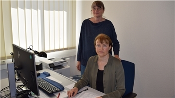 Die Juristinnen Sandra Dunker (vorne) und Katja Bake helfen in der AFZ-Schuldnerberatungsstelle Menschen aus der Finanz-Falle.