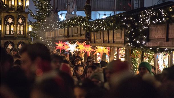 Die Weihnachtsmärkte sind vielerorts ähnlich gut besucht wie vor der Corona-Pandemie. So wie dieser hier in Köln. Für das besondere Erlebnis reisen in diesem Jahr wieder zahlreiche Touristen an.