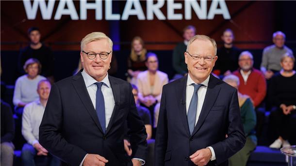 Niedersachsens Wirtschaftsminister Bernd Althusmann (CDU, l.) und Ministerpräsident Stephan Weil (SPD) vor Beginn des TV-Duells.