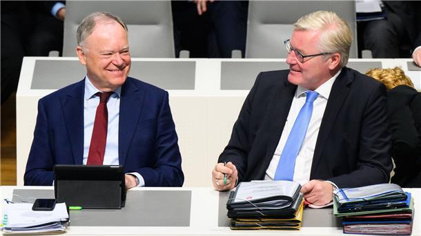 Stephan Weil (SPD, links) und Bernd Althusmann (CDU) bilden noch eine gemeinsame Regierung in Niedersachsen. Beide wollen in der nächsten Legislaturperiode Niedersachsens Ministerpräsident werden.