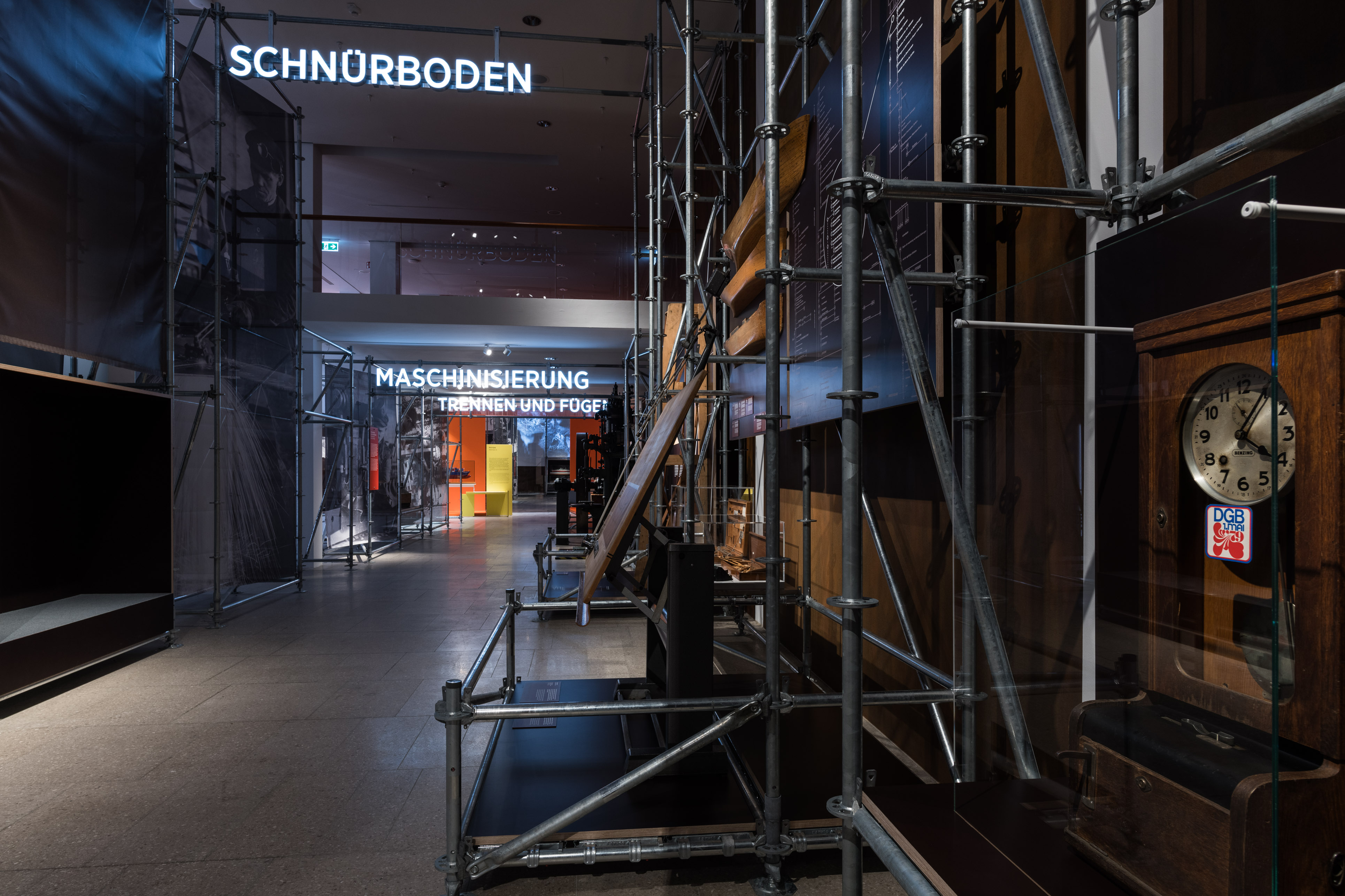 Ein Flur mit verschiedenen Ausstellungsstücken