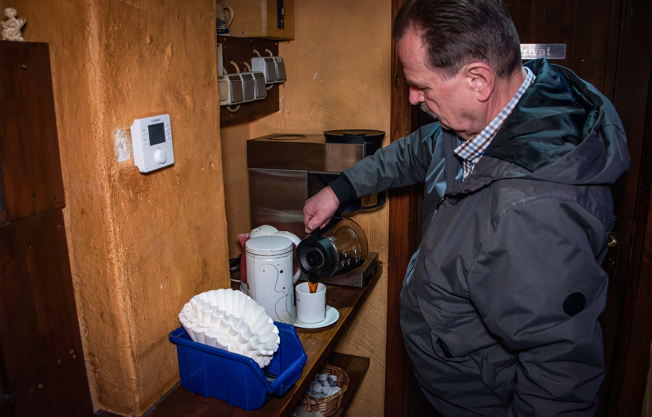 Die Müdigkeit bekämpfen: Wenn Peter Fritz nach Mitternacht sein Lokal öffnet, geht sein erster Gang zur Kaffeemaschine.