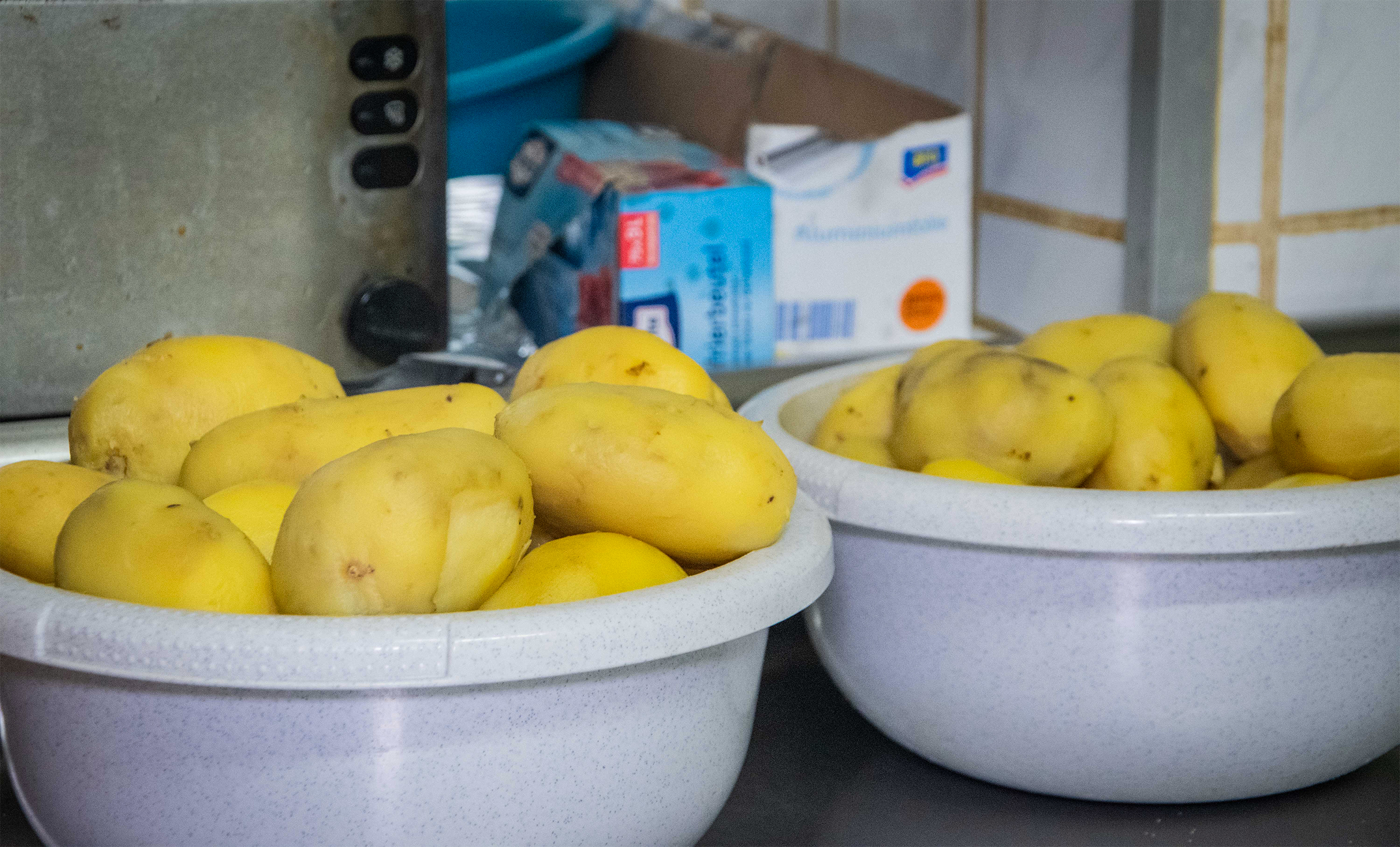 Geschält und gekocht: Damit die hungrigen Gäste nicht unnötig warten müssen, bereitet Peter den Grundstoff für seine herzhaften Bratkartoffeln rechtzeitig vor.