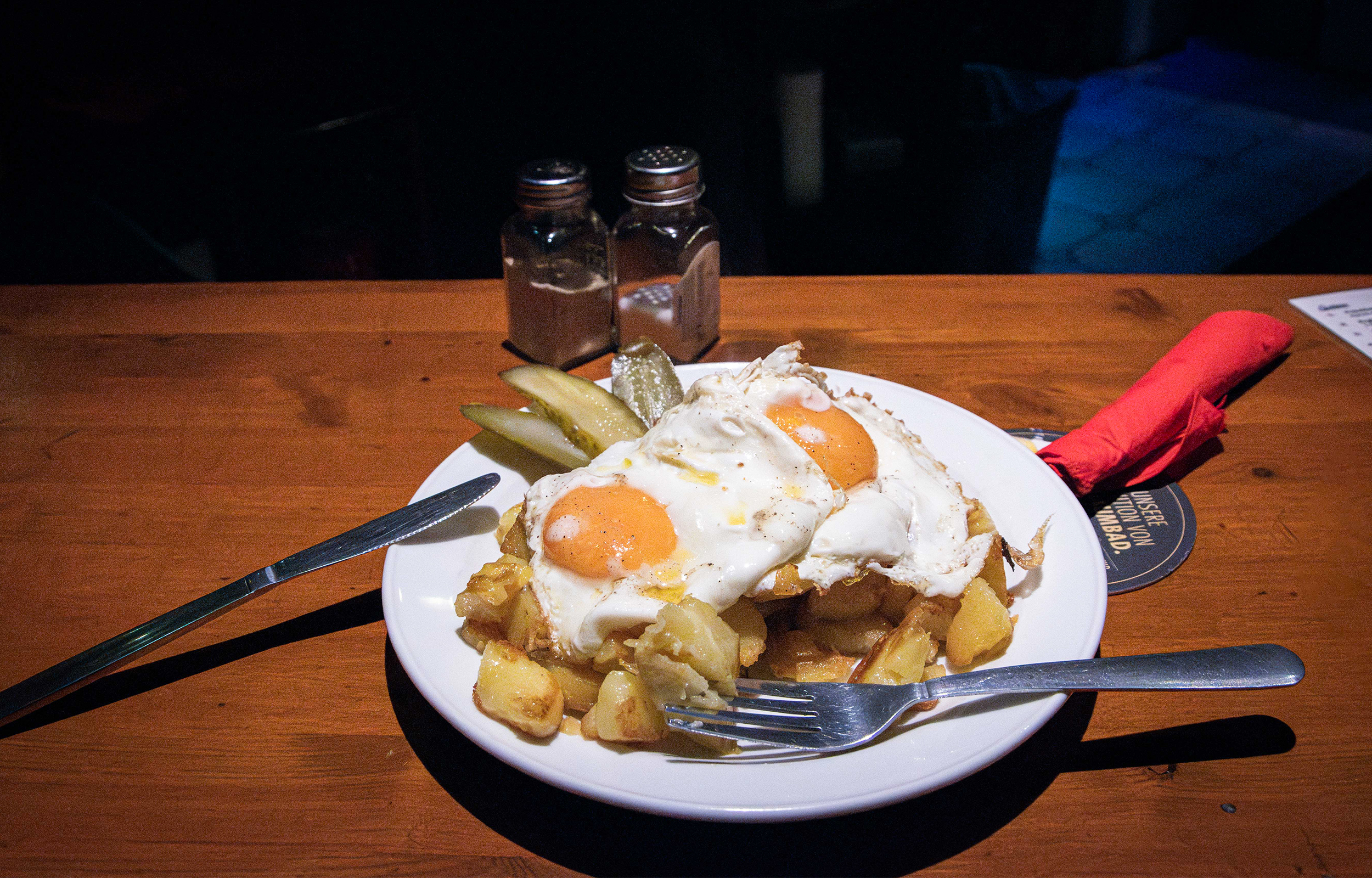 Heiß und fettig: Seine Bratkartoffeln mit Spiegelei sind bei Peters Gästen beliebt. Auf Wunsch bereitet er das Gericht auch vegetarisch oder vegan ohne Spiegeleier zu.