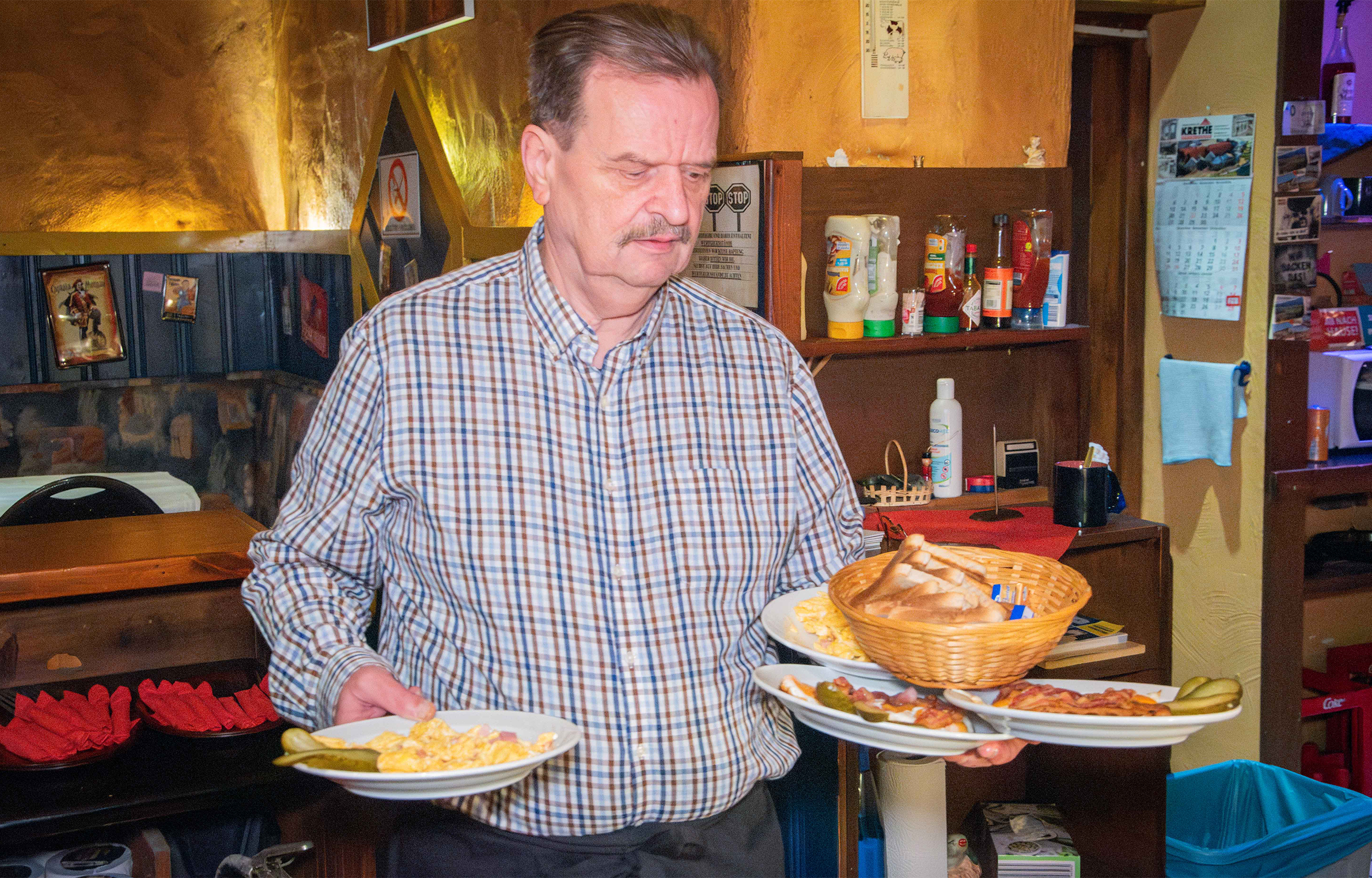 Vier auf einen Streich: Auch das Servieren gehört zu Peters Aufgaben als Wirt. Nur an den Wochenenden beschäftigt er Aushilfen.