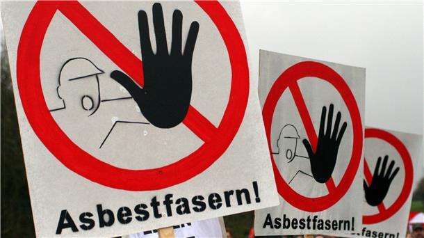  Asbestfasern gefährden die Gesundheit. Deshalb weist die IG Bau auf Gefahren großer Mengen Asbest in Wohngebäuden hin.