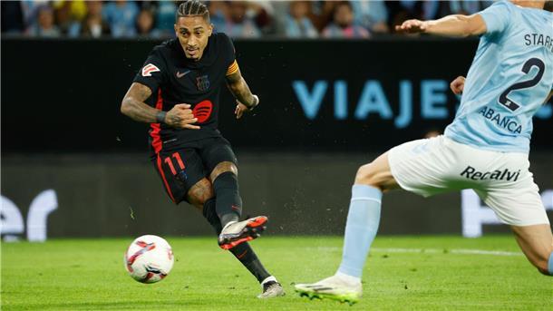  Barcelonas Raphinha (l) erzielte den Führungstreffer seines Teams.