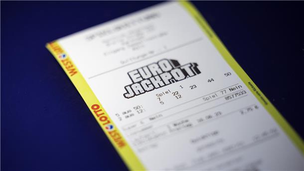  Bei der Ziehung der Lotterie Eurojackpot hat ein Hamburger mehr als 117 Millionen Euro gewonnen.