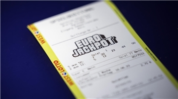  Bei der Ziehung der Lotterie Eurojackpot hat ein Hamburger mehr als 117 Millionen Euro gewonnen.