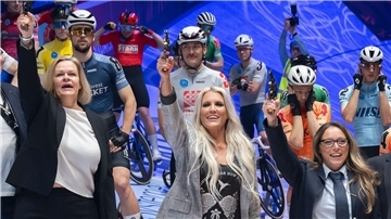  Bundesinnenministerin, Natalie Horler, Sängerin der Band Cascada, und Yvonne Dommaschke, ehrenamtliche Feuerwehrfrau aus dem Bremer Umland eröffnen das Bremer Sechstagerennen.