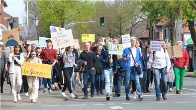  Den größten Zuspruch hatte der Workshop „Argumentationsstrategien gegen Rechts“, bundesweit finden derzeit viele Demos gegen Rechtsradikalismus statt. Unser Bild zeigt die Demo in Sittensen.