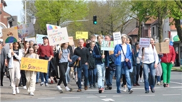  Den größten Zuspruch hatte der Workshop „Argumentationsstrategien gegen Rechts“, bundesweit finden derzeit viele Demos gegen Rechtsradikalismus statt. Unser Bild zeigt die Demo in Sittensen.