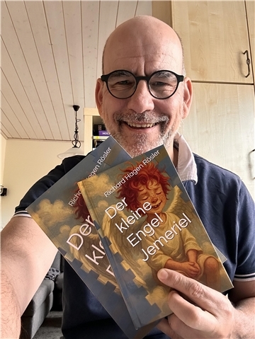 Ein Mann lächelt und hält Bücher in der Hand. Der Bremerhavener Richard Hagen Rösler hat ein Kinderbuch geschrieben.