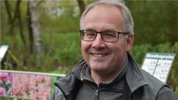 Wat för een Gestank: Vör Kaiserkronen neit de Wöhlmüüs ut (Bericht op Platt/Audio) Das Foto zeigt Gärtner Michael Meyer aus Zeven.