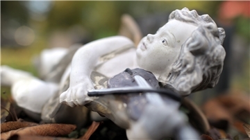  Ein Engel liegt auf einem Urnengrab. Diese Bestattungsform wird auch in Tarmstedt immer beliebter. Auf dem Friedhof soll die Urnengräberfläche deshalb erweitert werden.
