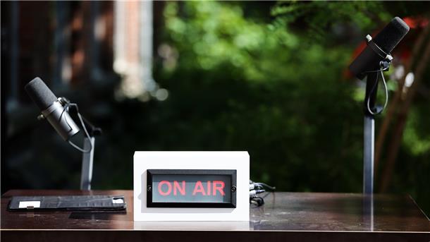  Ein Podcast-Studio steht bei den Medientagen Mitteldeutschland auf einem Tisch.
