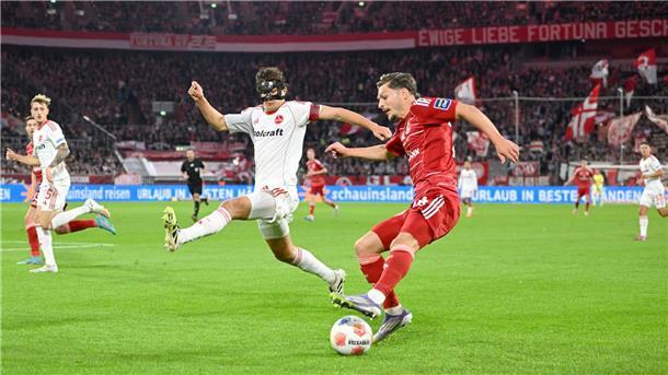 Florent Muslija setzt sich gegen Fabio Gruber (l) durch.