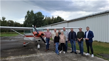  Ida Grotheer mit Eltern und Freundin, rechts: Pilot Roland Caillé, Ingo Bollmeyer WfB), Jannis Düls (CDU), links: Volker Kullik (SPD), Detlef Kück (CDU)
