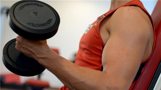 Körper als Visitenkarte - Jugendliche strömen in Muckibuden  Jugendlichen kann Kraftsport mehr Selbstbewusstsein verschaffen. (Archivbild)