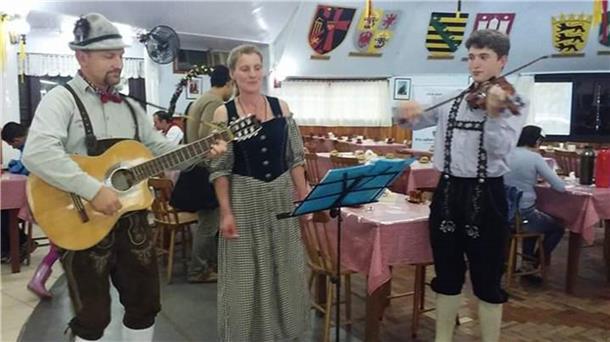 „Deutsche Kultur in Brasilien“ beim Gemeindetreffen in Badenstedt Zwei Männer spielen Instrumente und eine Frau singt dazu.