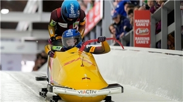  Laura Nolte (vorne) und Deborah Levi stehen vor ihrem ersten WM-Titel im Zweierbob.