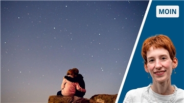 Zwei Menschen vor Sternenhimmel