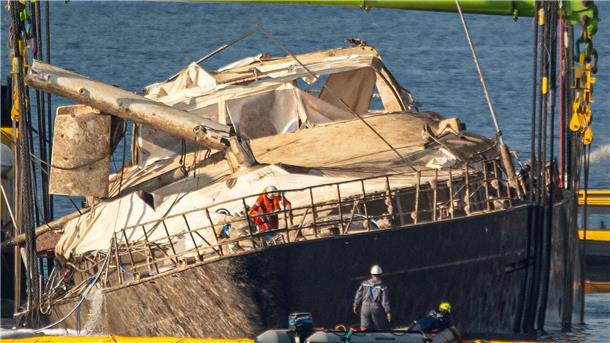  Mithilfe von Spezialkränen wurde zunächst die 56 Meter lange Segeljacht aus rund 50 Metern Tiefe angehoben. 