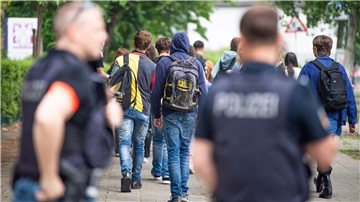  Nach Stunden der Unsicherheit, dürfen die Schüler in Begleitung von schwer geschützten Einheiten der Polizei das Schulgebäude verlassen.