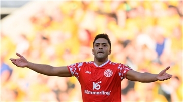  Nadiem Amiri (1. FSV Mainz 05) jubelt nach seinem Tor zum 0:1. Anschließend wurde er übel beleidigt.