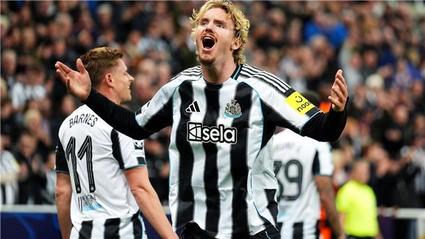  Nick Woltemade feiert mit Newcastle United den Sieg gegen Benfica Lissabon