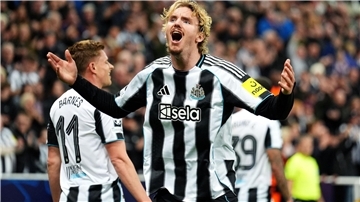 Gyökeres-Doppelpack bei Arsenal-Sieg - Auch Inter souverän  Nick Woltemade feiert mit Newcastle United den Sieg gegen Benfica Lissabon