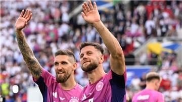  Niclas Füllkrug (rechts) und Robert Andrich winken nach Sieg gegen Ungarn ins Publikum. Torjäger Füllkrug hadert nicht mit seiner Rolle als Ersatzspieler. 