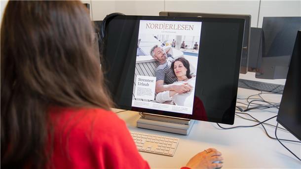 Entdecken Sie unsere siebte Ausgabe – neu und exklusiv digital Eine Frau schaut auf einen Bildschirm.