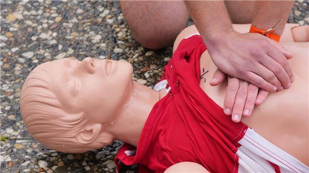 Reanimation: Ersthelfer könnten 10.000 Leben im Jahr retten Nur jeder Vierte in Deutschland hat während der vergangenen zwei Jahre Herz-Lungen-Wiederbelebung geübt. (Archivbild)