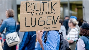  „Politik, TV und Zeitung lügen euch voll!“ meinte dieser Mann bei einer Querdenker-Demo in Hamburg. Wenn die eigene sich nicht in den Medien widerspiegelt, ist dies aus Sicht derer, die sich von Medien abgewendet haben, der Beweis dafür, dass diese lügen. Die Antwort liegt dann oft in der Provokation, um sich Gehör zu verschaffen.