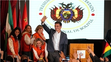  Rodrigo Paz Pereira hielt nach seinem Wahltriumph eine Rede vor Anhängern.