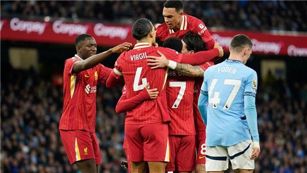 FC Liverpool titelreif: 2:0 bei Manchester City Spieler des FC Liverpool jubeln über das Tor zum 0:1.