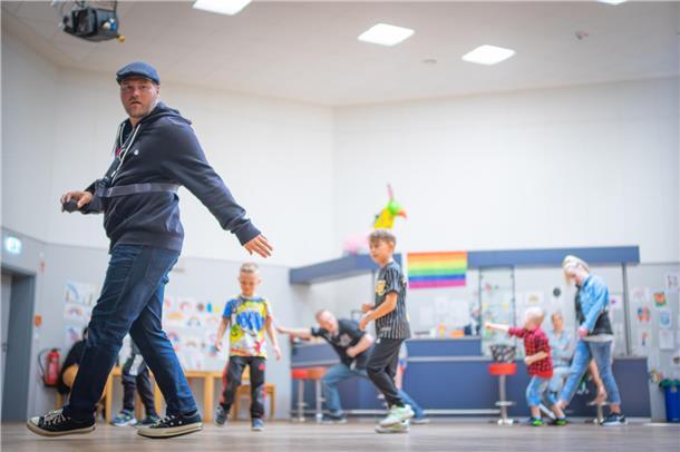  Tänzer Mathias Dollner zeigte den jungen Teilnehmern verschiedene Tanzstile von...