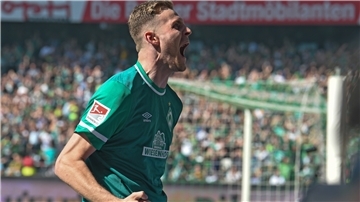 Der Spieler schreit vor Freude.