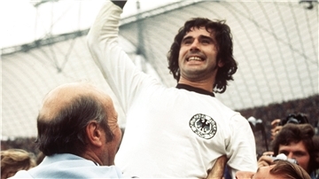 07.07.1974, Berlin: Der Deutsche Gerd Müller jubelt mit Bundestrainer Helmut Schön (l) über den Sieg im WM-Finale Deutschland gegen die Niederlande bei der Fußball-WM.