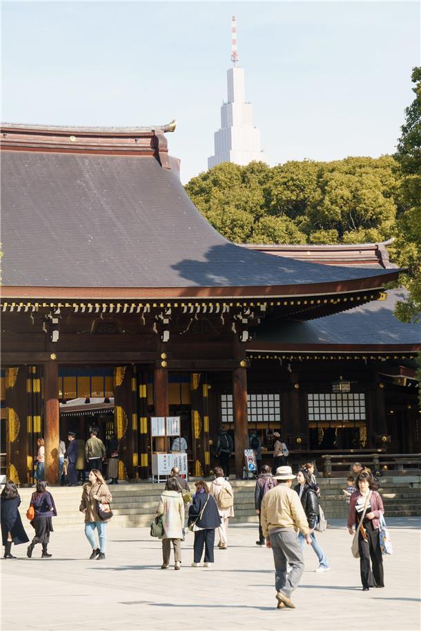 1. Der Meiji-Schrein Der berühmte Schrein in einem zentralen Park in Shibuya ist...