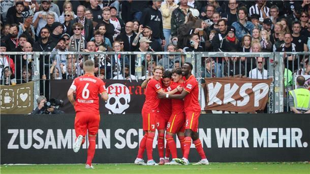 1:0 für Augsburg: Fabian Rieder (M) jubelt am Millerntor. 