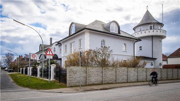 Blick auf das Turmhaus in der Blumenthaler Straße in Wulsdorf, welches aktuell zum Verkauf steht. 