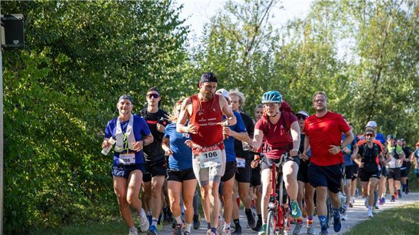 „Sau geil“: Deichmann und sein Triathlon-Weltrekord 106 Landistanzen nacheinander - und Jonas Deichmann war praktisch nie allein unterwegs.